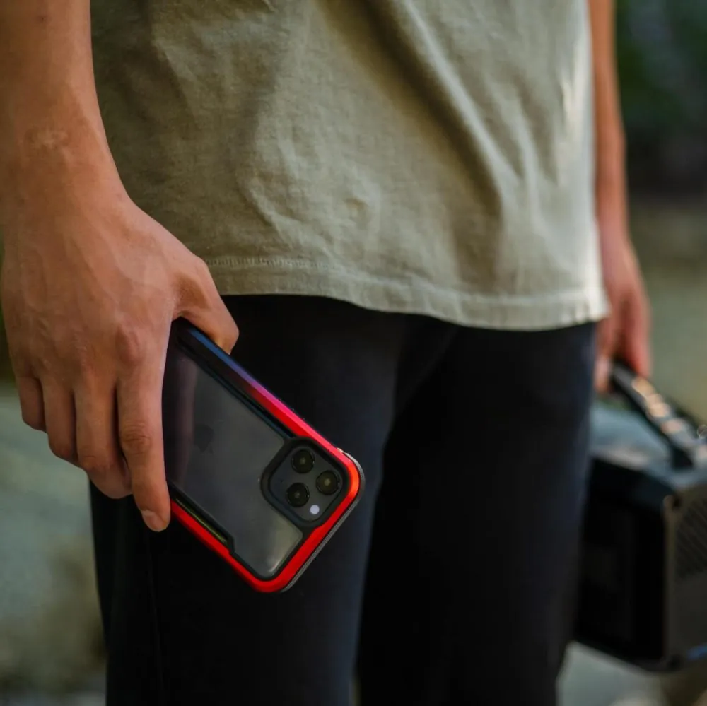 Raptic Shield iPhone 12 レッドグラデーションライフスタイル